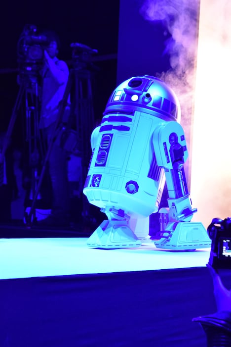 リモコン操作により登場した「R2-D2型移動式冷蔵庫」（初号機）。