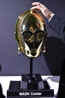 「『C-3PO』MASK 保冷庫」（発売予定商品）。頭部を軽く押すとマスクが上昇・下降する。