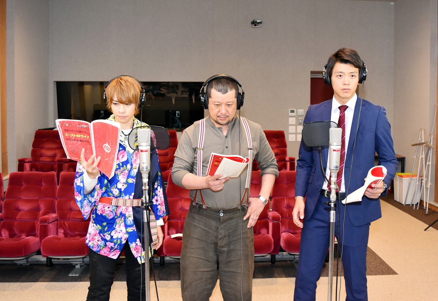 真剣な表情でモニターと台本を見つめる3人。