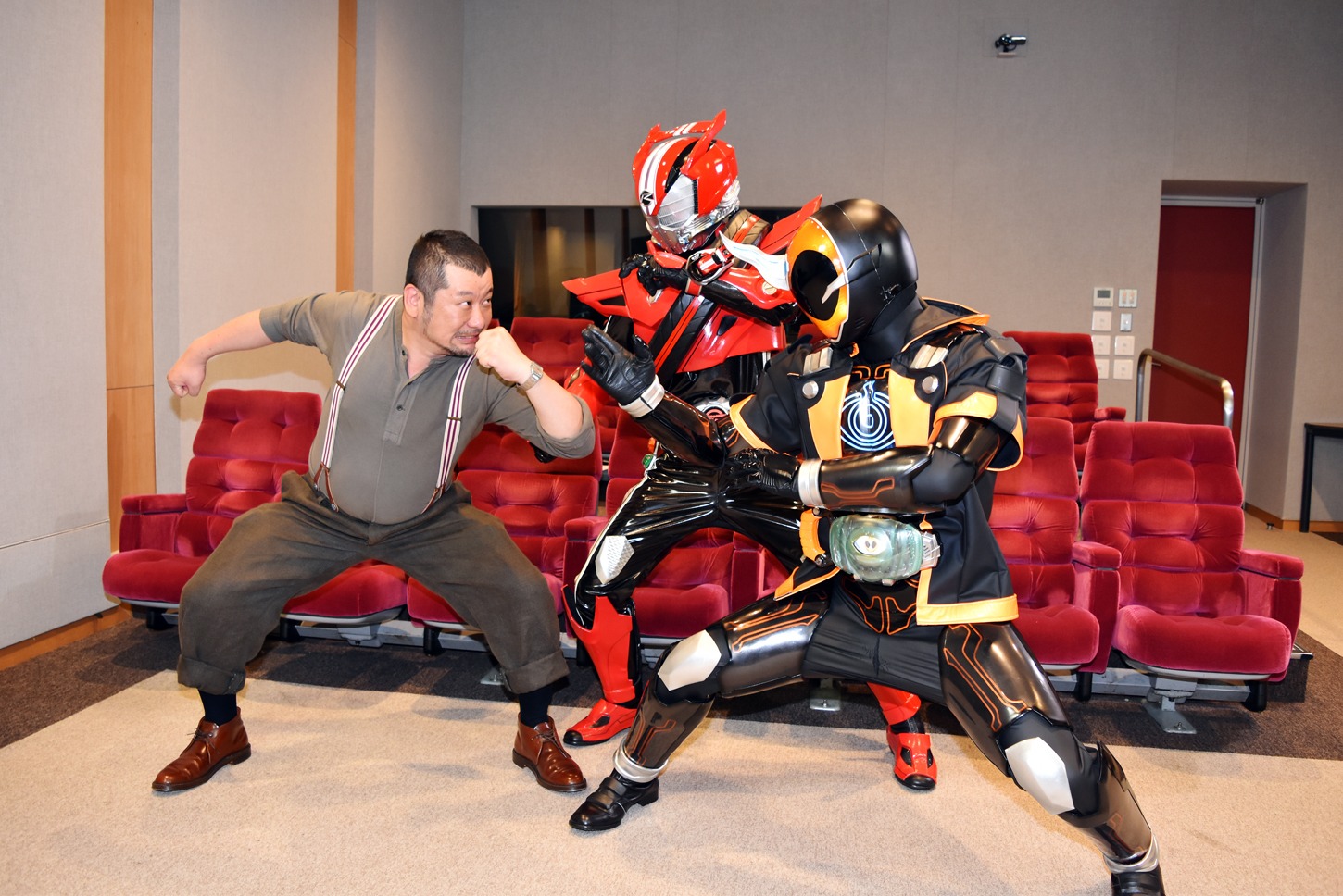 仮面ライダーゴーストとドライブの登場に身構えるケンドーコバヤシ。