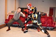 仮面ライダーゴーストとドライブの登場に身構えるケンドーコバヤシ。