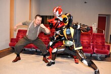 仮面ライダーゴーストとドライブの登場に身構えるケンドーコバヤシ。