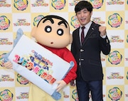 劇団ひとり(右)と野原しんのすけ(左)。