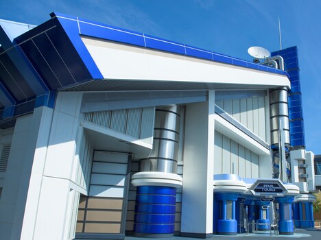 「スターツアーズ：ザ・アドベンチャーズ・コンティニュー」の外観（昼）。