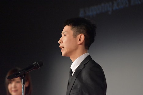 「ケンとカズ」の監督、小路紘史。