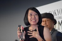 「孤島の葬列」の監督、ピムパカー・トーウィラ。