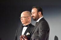 コンペティション部門WOWOW賞授与の様子。左が「カランダールの雪」の監督、ムスタファ・カラ。