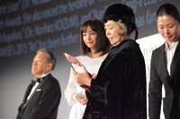 広瀬すず（中央左）と樹木希林（中央右）。