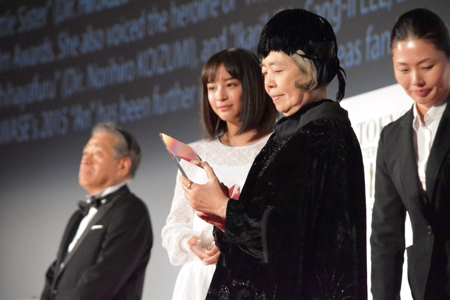 広瀬すず（中央左）と樹木希林（中央右）。