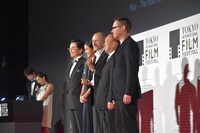 コンペティション部門グランプリ授与の様子。