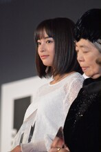 左から広瀬すず、樹木希林。