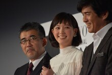 左から篠原哲雄、本田翼、佐藤浩市。