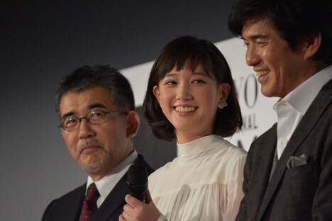 左から篠原哲雄、本田翼、佐藤浩市。