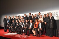 第28回東京国際映画祭の受賞者と審査委員たち。
