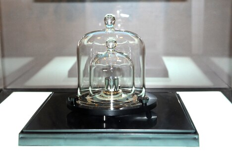 劇場に展示されている“キログラム原器”1/2レプリカ。