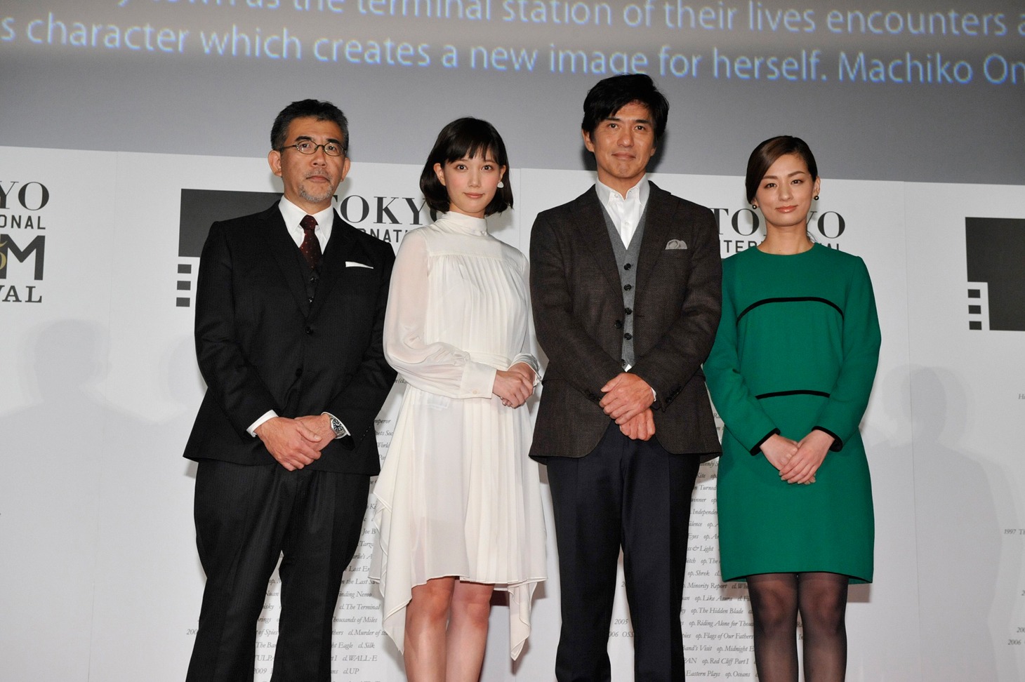 左から篠原哲雄、本田翼、佐藤浩市、尾野真千子。