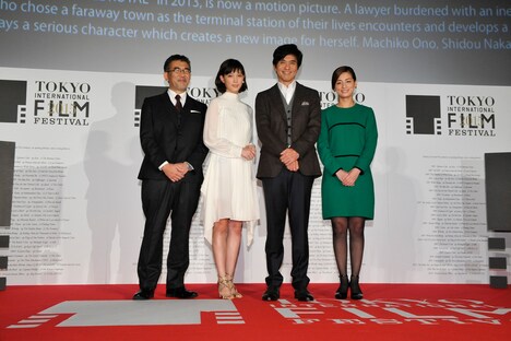 左から篠原哲雄、本田翼、佐藤浩市、尾野真千子。