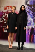 左からレイチェル・テイラー、クリステン・リッター。