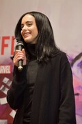 「コンニチハ! 元気ですか?」と日本語で挨拶するクリステン・リッター。