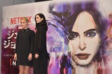 左からレイチェル・テイラー、クリステン・リッター。