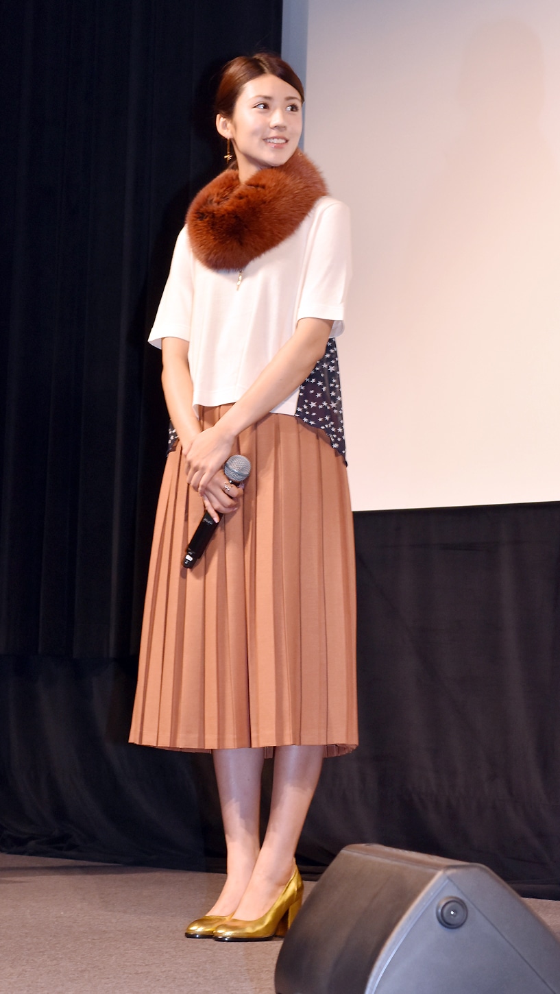 奥村麻里役の渡辺早織。