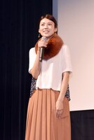 奥村麻里役の渡辺早織。