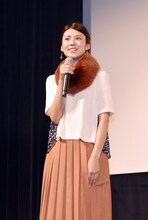 奥村麻里役の渡辺早織。