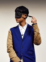 スタイリストがデザインした星柄のアイマスクを着ける葉山奨之。