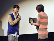 ファンへプレゼントを手渡しする葉山奨之。