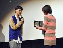 ファンへプレゼントを手渡しする葉山奨之。