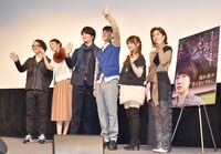 客席に向かって手を振る一同。