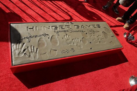 「ハンガー・ゲーム」シリーズキャストたちの手形と足形。