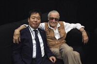 左からスタジオディーン・CEOの池田槇一郎氏、スタン・リー。