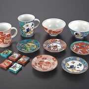 ガンダムと九谷焼がコラボ、伝統的な技法で描かれたシャアやザクを食卓に