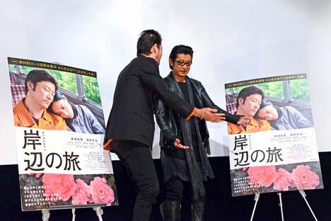 「岸辺の旅」トークイベント終了後、行く手を譲り合う浅野忠信（左）と永瀬正敏（右）。