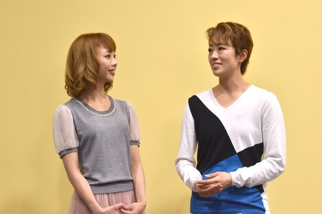 北翔海莉（右）の話に熱心に耳を傾ける妃海風（左）。