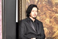 日本人画家・フジタを演じたオダギリジョー。