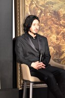 日本人画家・フジタを演じたオダギリジョー。