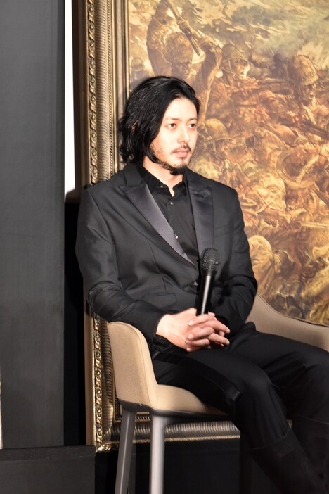 日本人画家・フジタを演じたオダギリジョー。