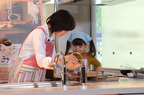 自分の削った鰹節をうれしそうに見つめる赤松えみなちゃん（右）と調理の手助けをする広末涼子（左）。