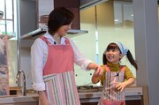 広末涼子（左）の手を楽しそうに振る赤松えみなちゃん（右）。