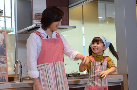 広末涼子（左）の手を楽しそうに振る赤松えみなちゃん（右）。