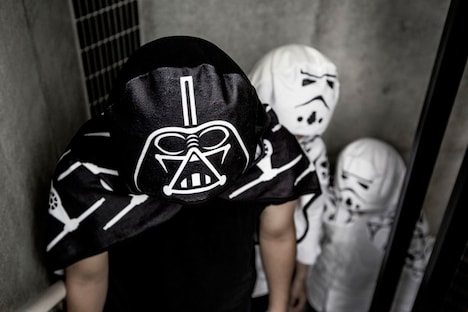 ラストワン賞 ダース・ベイダー フード付きブランケット（全1種）イメージ ※後方はE賞