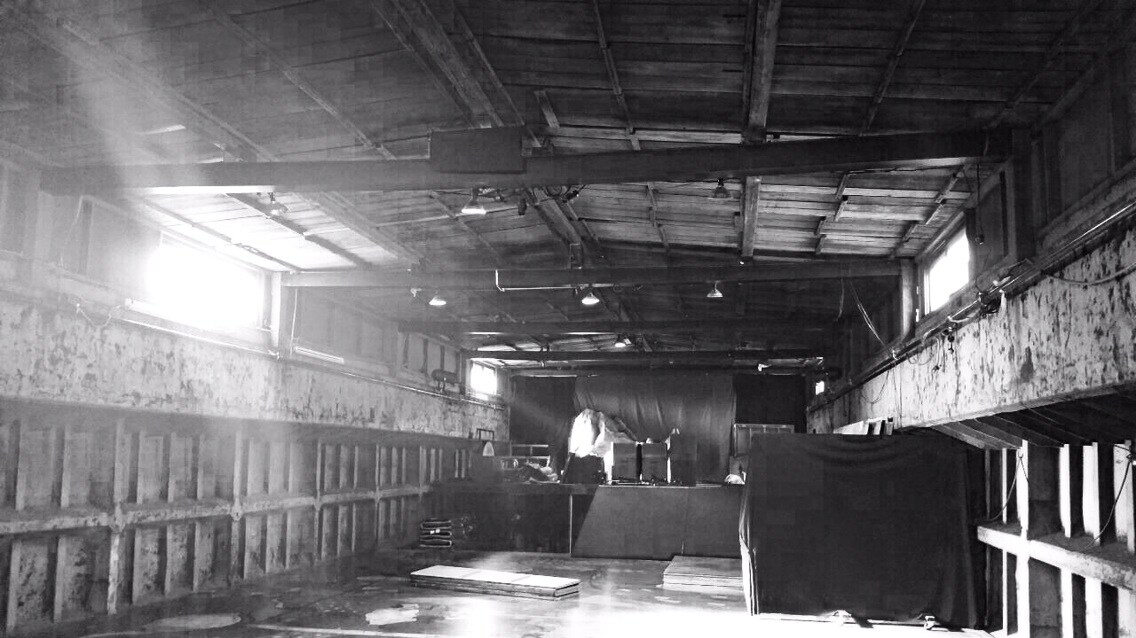 「海に浮かぶ映画館」横浜の“どこか”で開催、波に揺られる上映イベント