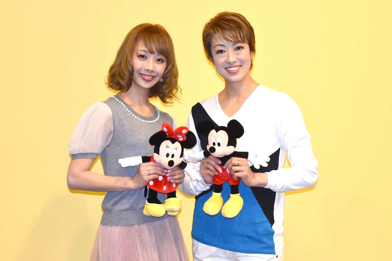 「ディズニーソングス by タカラヅカ」会見の様子。左から妃海風、北翔海莉。