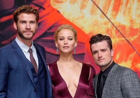 左からリアム・ヘムズワース、ジェニファー・ローレンス、ジョシュ・ハッチャーソン。TM&(c)2015 LIONS GATE FILMS INC.ALL RIGHTS RESERVED.