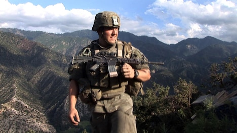 「レストレポ前哨基地 Part.1」 (c)GOLDCREST FILMS, OUTPOST FILMS.