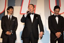 左から西島秀俊、ビートたけし、伊勢谷友介。