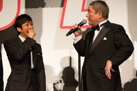 左から西島秀俊、ビートたけし。