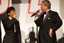 左から西島秀俊、ビートたけし。